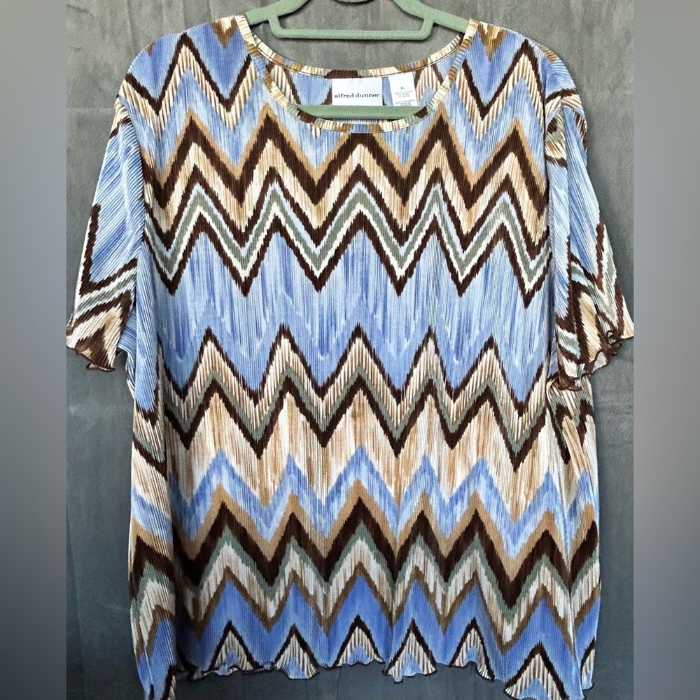 Alfred Dunner blouse XL 100% polyester.
